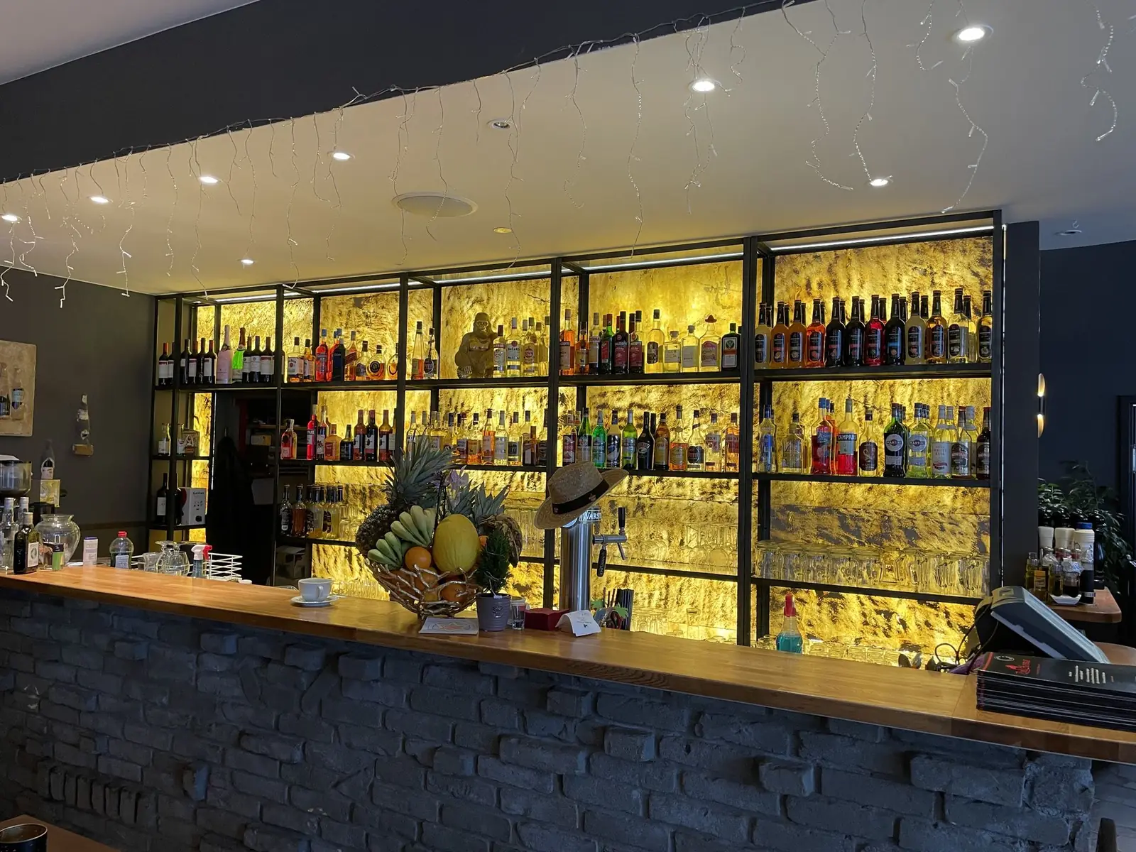Bar mit beleuchtetem Flaschenregal