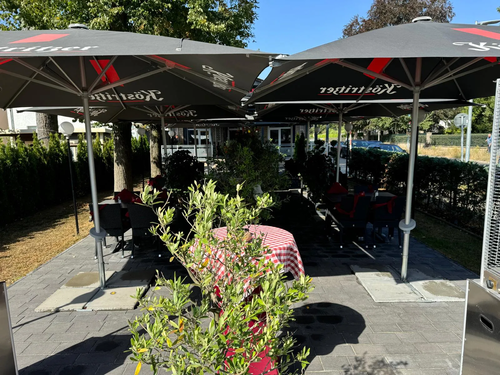 Terrasse unter roten Köstritzer-Schirmen