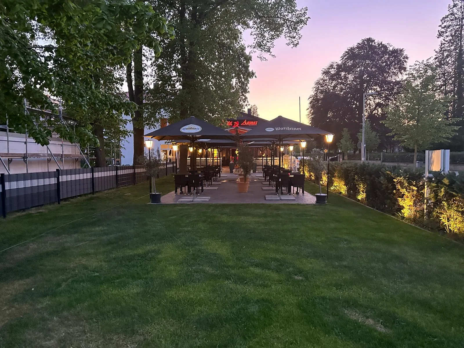 Terrasse am Abend mit Laternen und Lichtern
